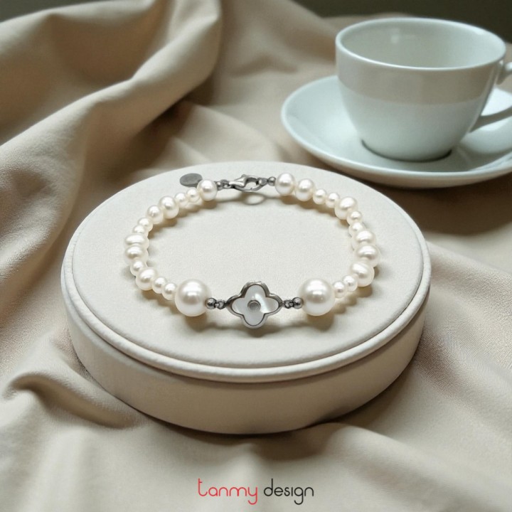 Vòng tay ngọc trai mặt bông hoa vỏ trai bọc bạc